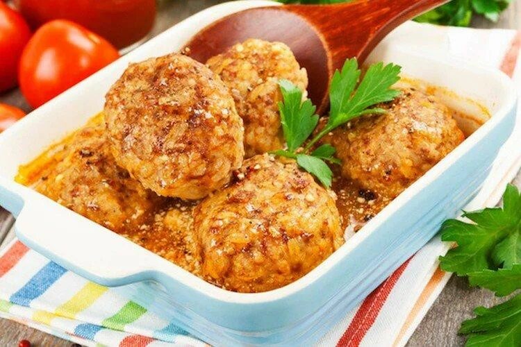 Рецепт как делать голубцы. Голубцы уралочка. Голубцы в соусе. Голубцы с капустой. Голубцы.