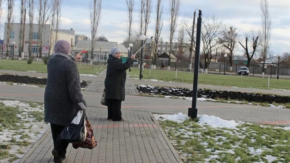 Школьники разбивают фонари в парке. МАНЬЯК В Солнечном парке. Пацаны вандалят в парке видео-. Мужики устанавливают фонари в парке фото.