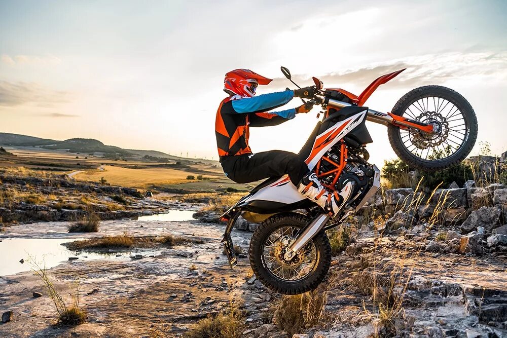 Мотоцикл эндуро фото. KTM 690 Enduro r. КТМ 690 эндуро. КТМ 850 эндуро. Эндурик КТМ.