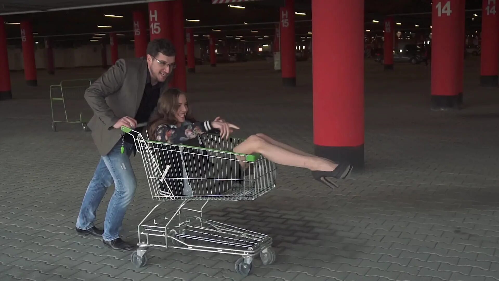 Мужчина на санках. Девушка привезла парня. Дама с тележкой. Парень несет девушку. Девушка с садовой тачкой.