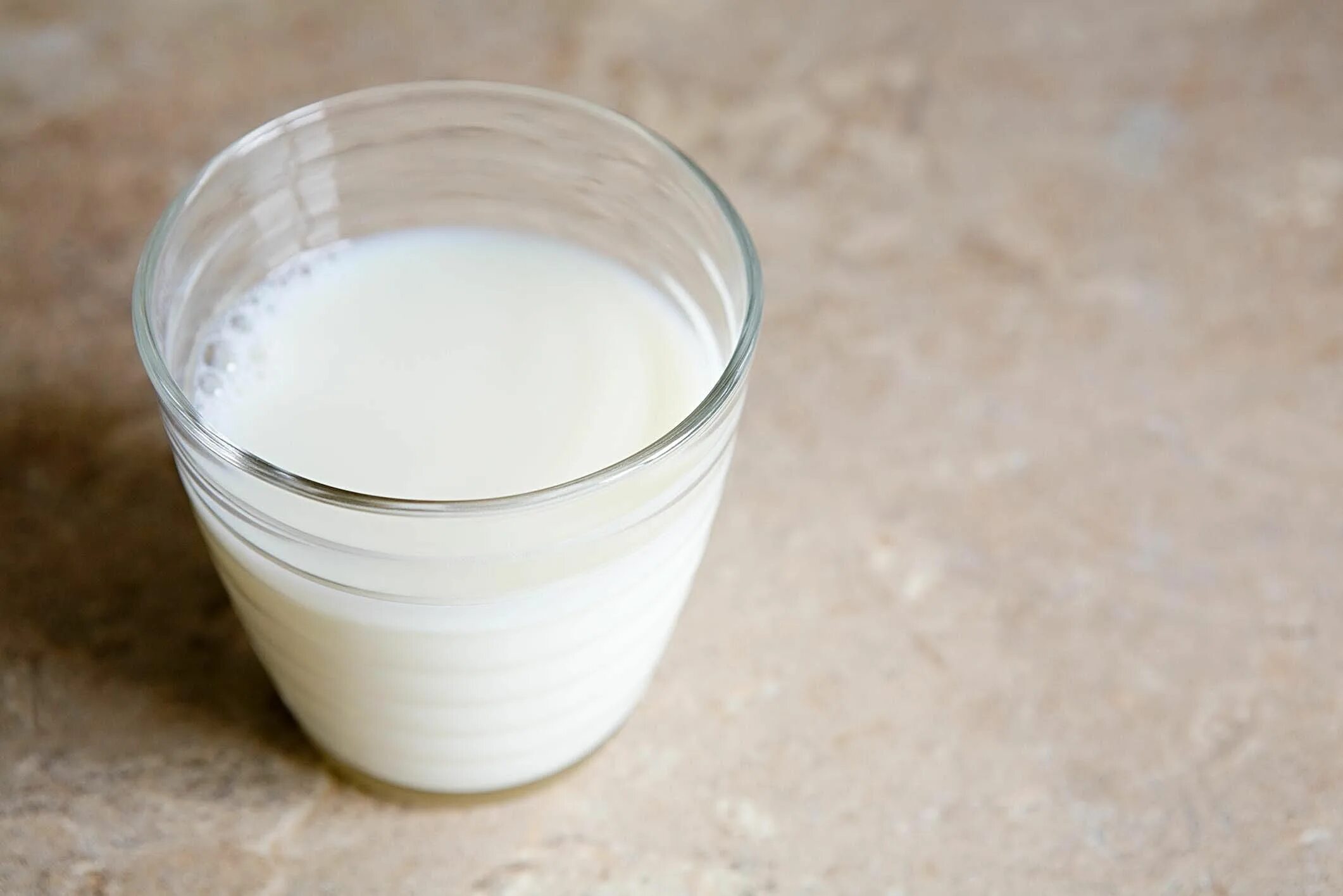 Молоко с сахаром. Лактоза фото. Молочный сахар. Молочная сахарная.