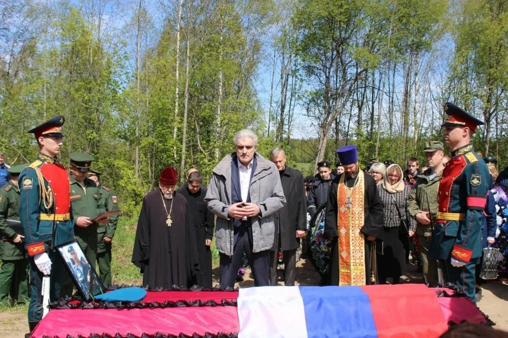 Погибло из ивановской области на украине. Похороны с воинскими почестями. В Гороховце простились с военным. Воинские почести при погребении военных.