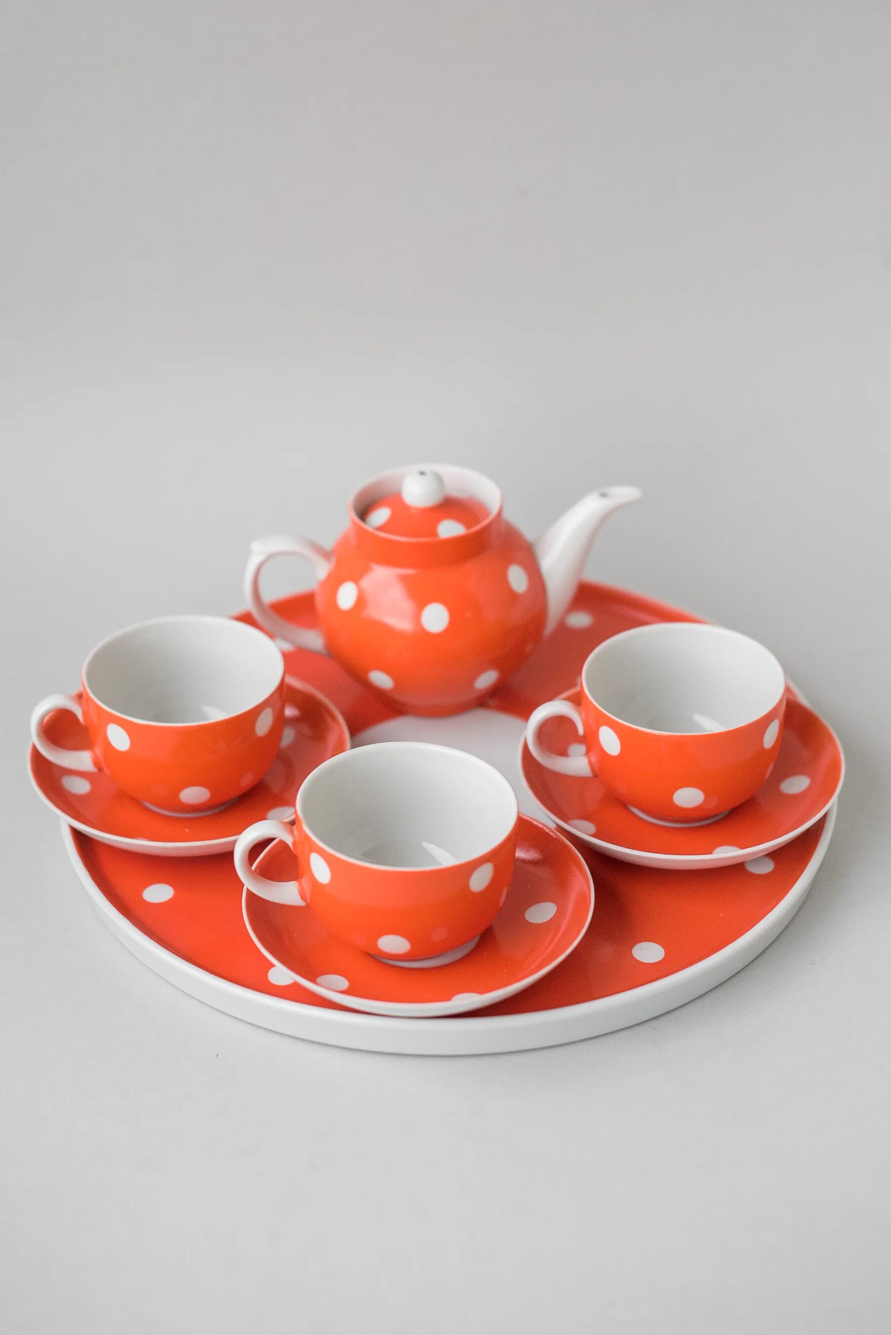 Сервиз красный в белый горошек. Столовый сервиз в горошек. Сервиз горох. Сервиз горох. Сервиз в горох.