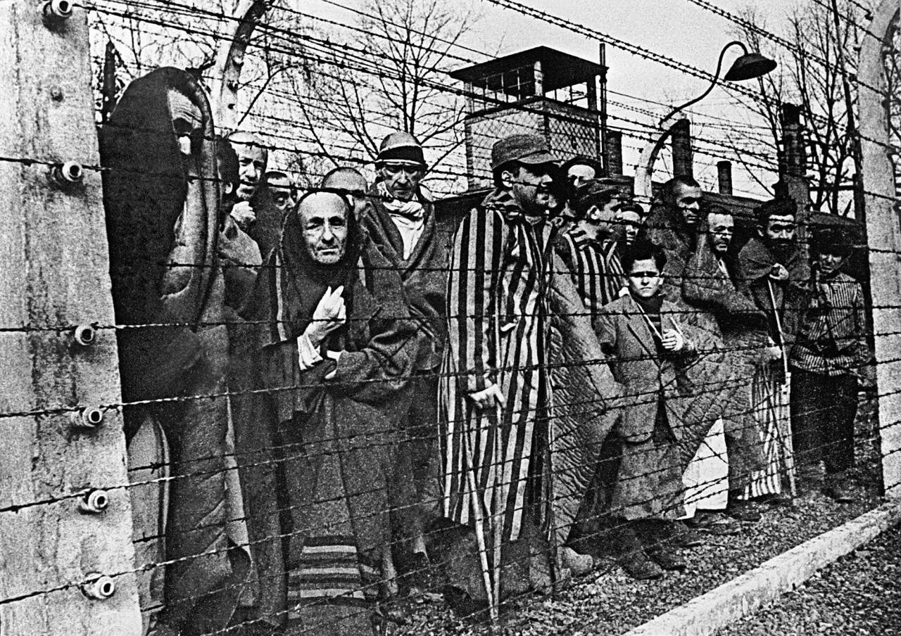 Дахау концентрационный лагерь заключенные. Бухенвальд восстание узников. Освобождение узников концлагерей 11 апреля. Концлагерь аушвиц-биркенау. Общество узников.