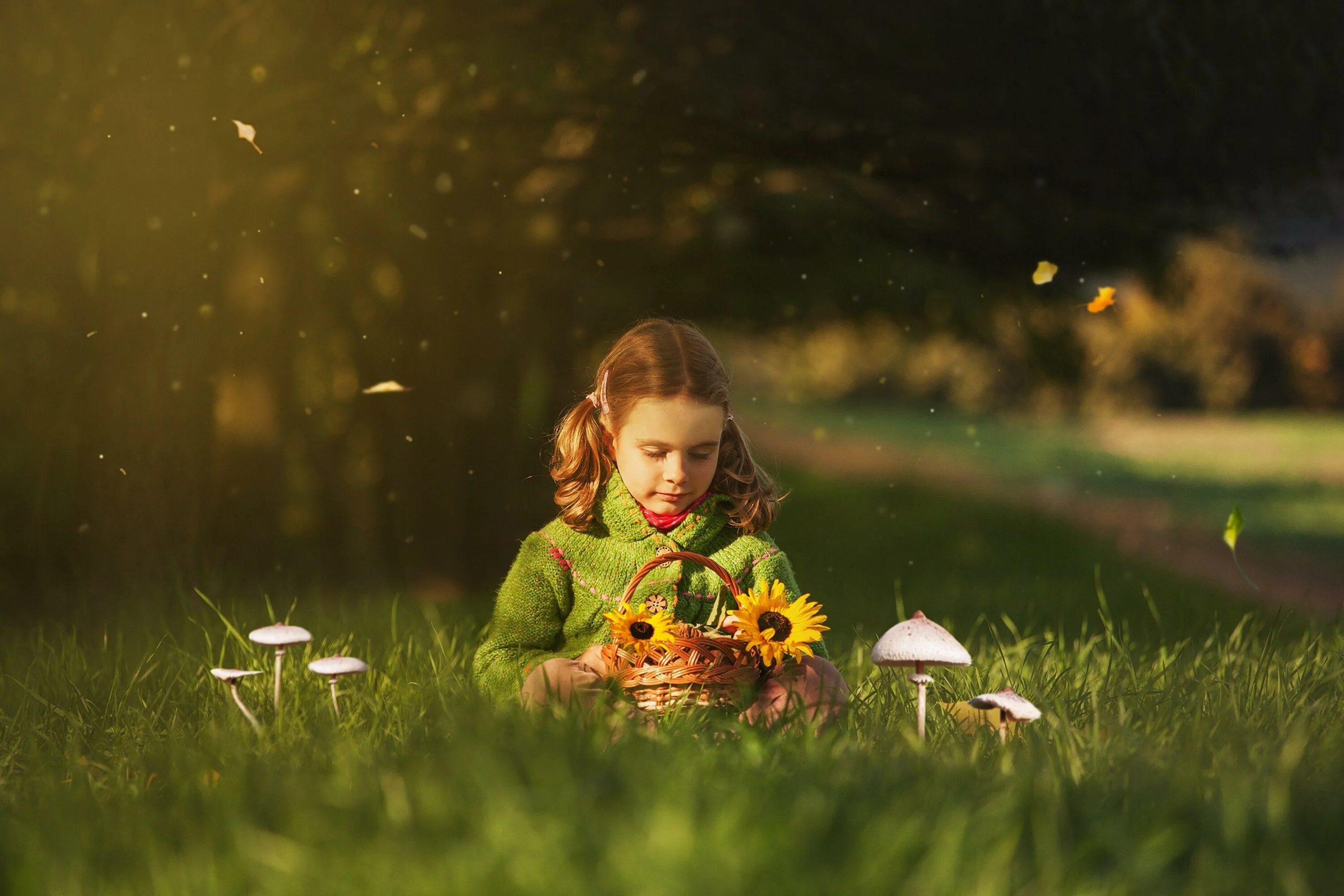 Children natural. Дети и природа. Девочка на природе. Девочка с травами. Маленькая девочка природа.