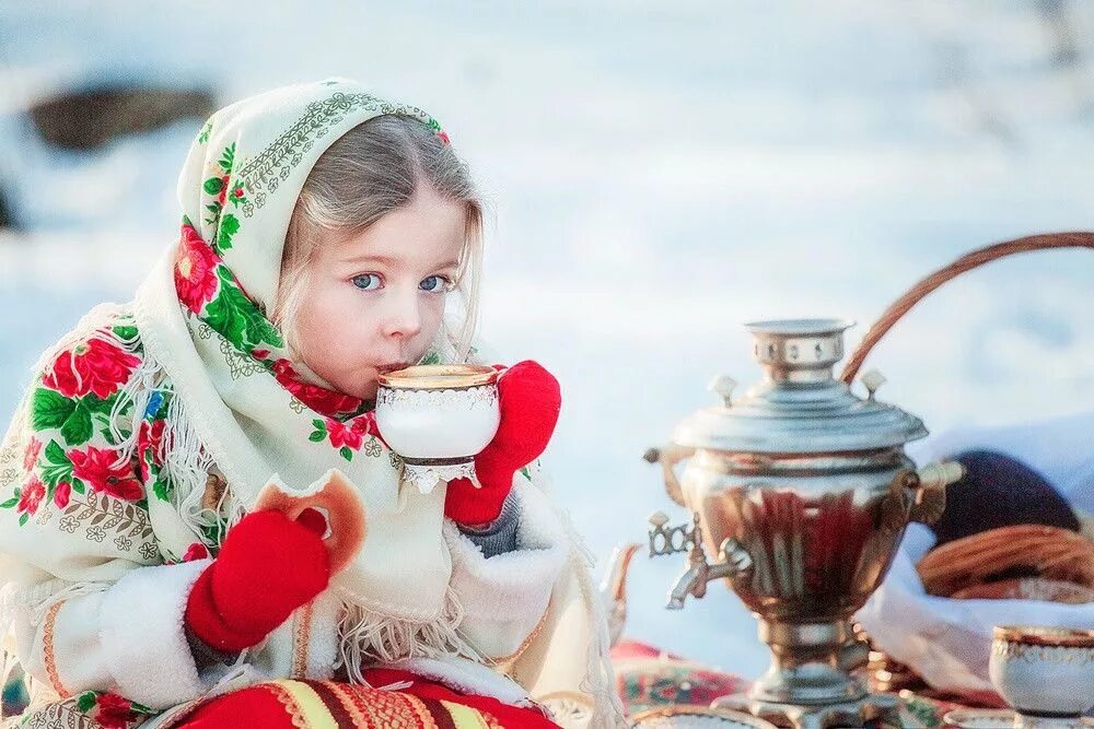 Масленичное чаепитие. Девочка с самоваром. Чаепитие. Фотосессия с самоваром зимой. Фотосессия в русском стиле.