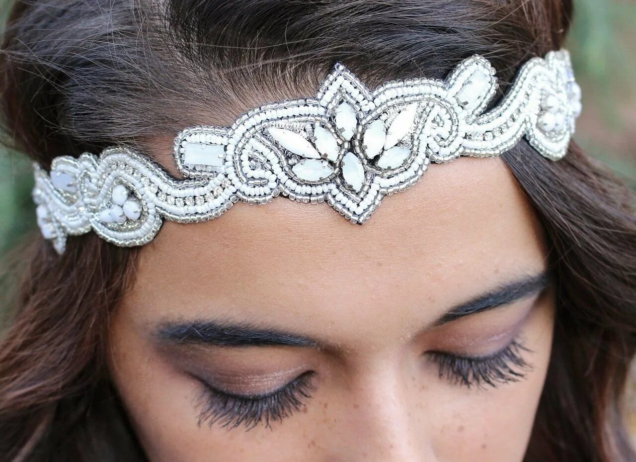 Бисер в волосах. Ободок вышитый бусинами. Повязки из бисера. Ободок для волос расшитый бисером. Повязка вышитая бисером.