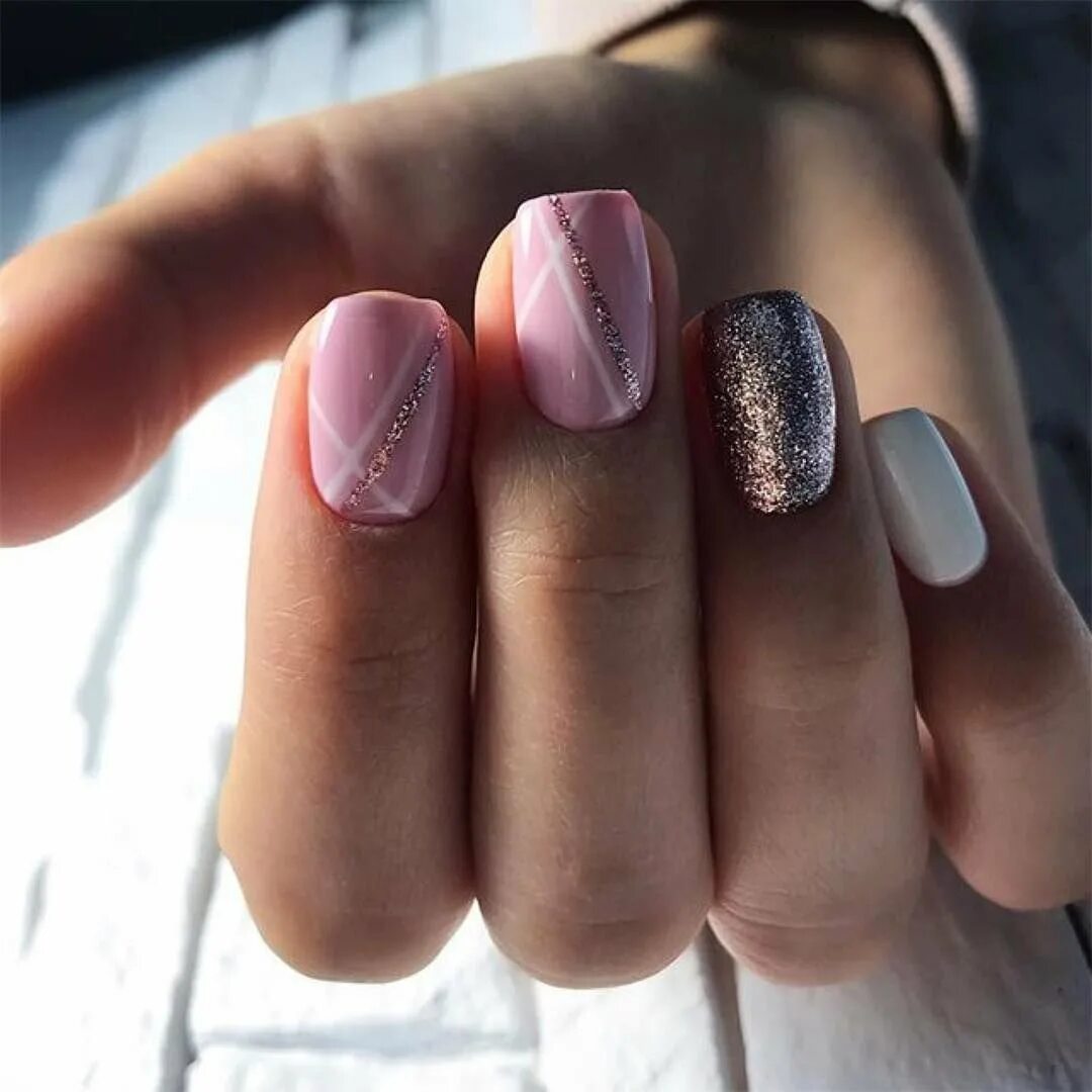 красивый нежный маникюр. нескучный нюдовый маникюр. короткий но нежные маникюр. маникюр на короткие нежные оттенки. нужный маникюр на короткие ногти.