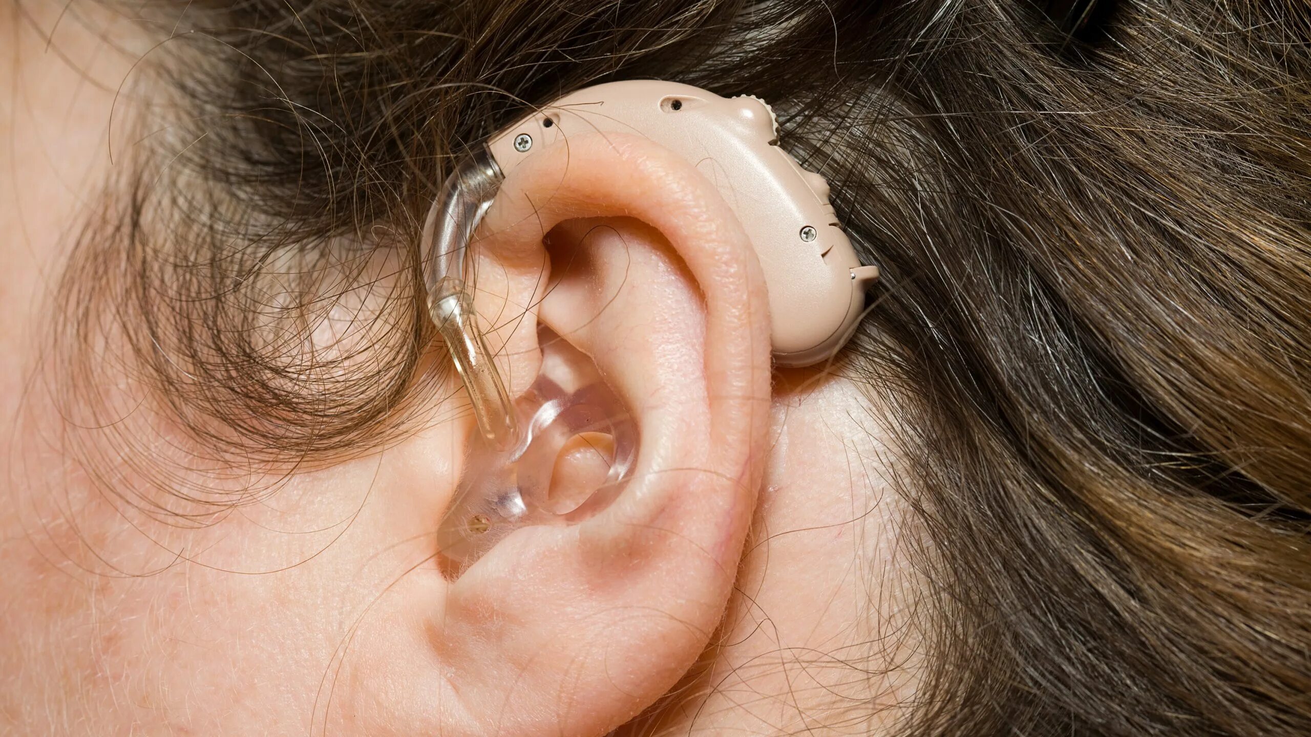 The hearing over. Слуховой аппарат super Ear 2000. Заушный слуховой аппарат на ухе. Конха слуховой аппарат.