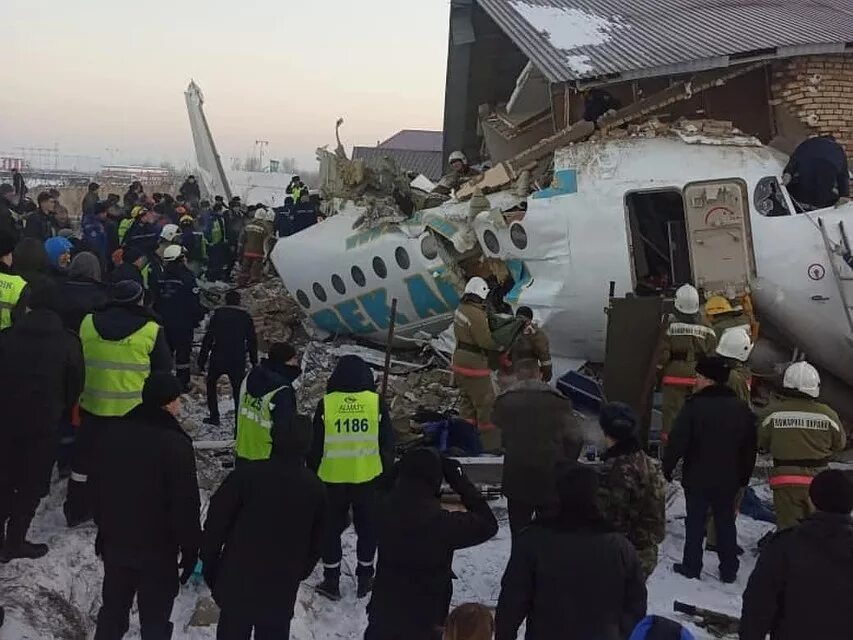 Какой самолет упал сегодня. Fokker 100 Алматы катастрофа. Бек Эйр катастрофа 27 декабря. Авиакатастрофа в Алма Ате 2019. Fokker 100 bek Air катастрофа.