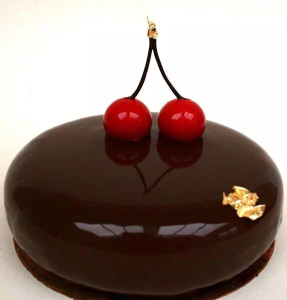 тортик с вишенкой. торт с вишенкой сверху. прямой эфир вишенка на торте. подтаявшее мороженое. торт с вишенкой сверху.