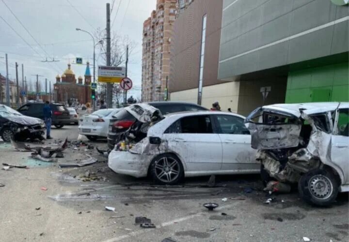 Краснодар дтп сегодня оз молл. Авария бмв м4 краснодар. Краснодар дтп на парковке. Стоянка сломанных такси машин. В севастополе мужчина повредил иномарки на парковке.