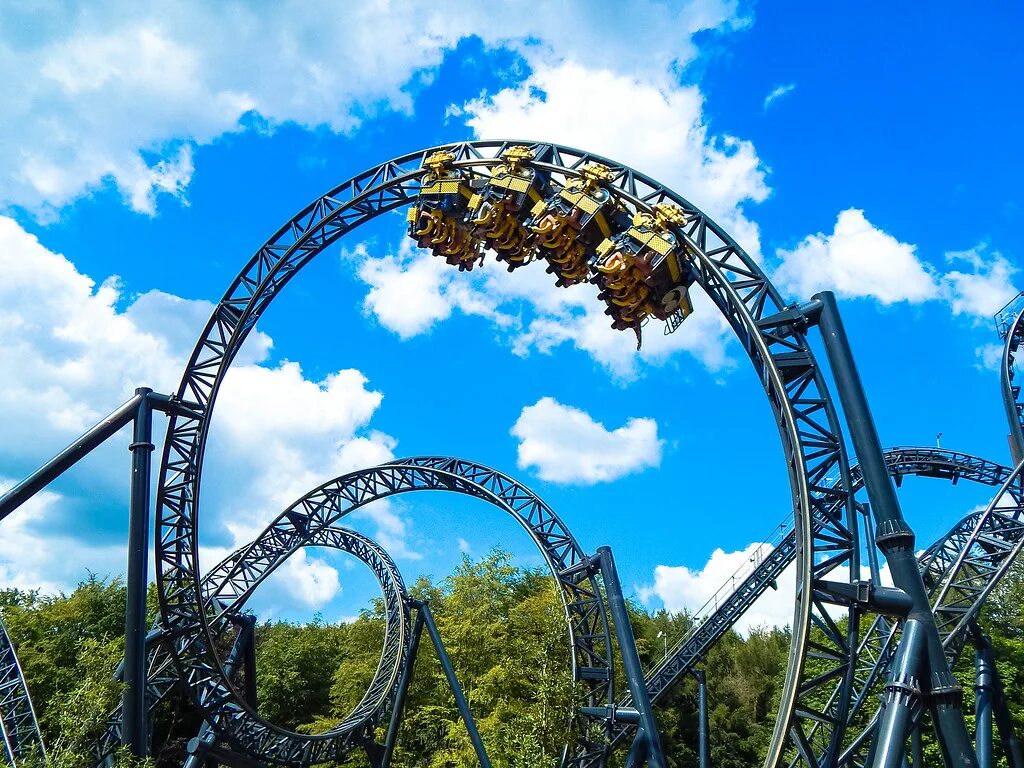 Скорость развлечения. Алтон Тауэрс парк. Алтон Тауэрс аттракцион. Alton Towers аттракционы. Лондон парк Олтон ТАВЕР.