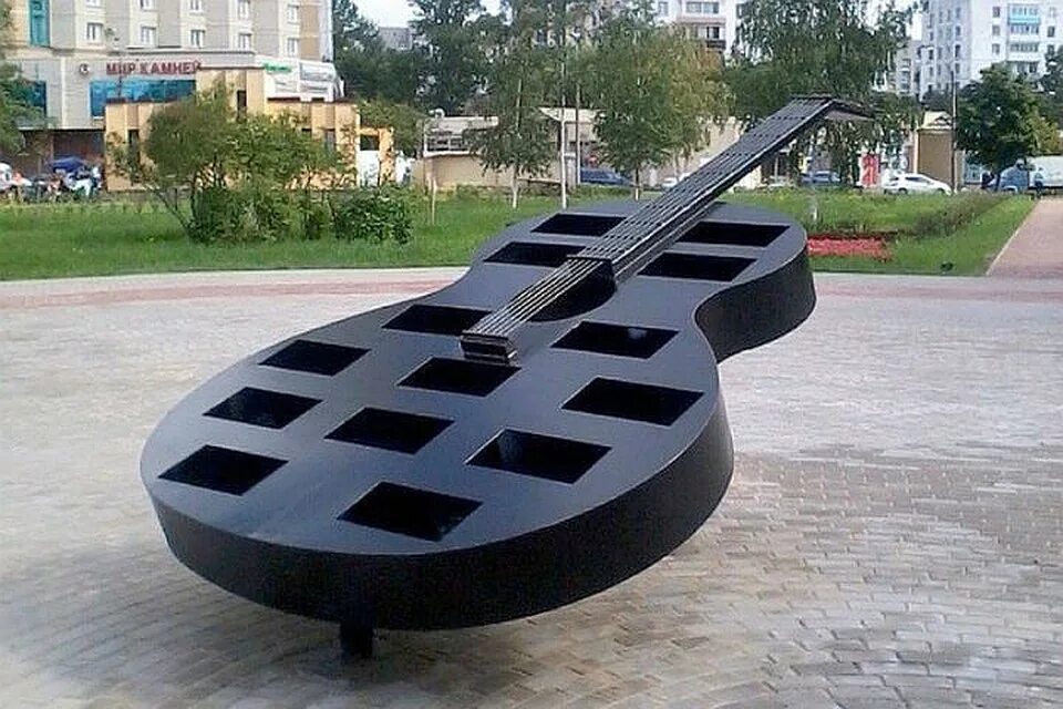 Гитара петербург. Памятник в цою в санкт-петербурге в кировском районе. гитара и памятник цою в питере на проспекте ветеранов. памятник цою гитара на ветеранов. гитара цоя памятник в спб.