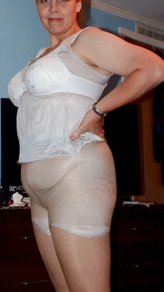 панталоны и чулки. тетки в панталонах. прозрачные панталоны. женщины в рейтузах. пожилые женщины в панталонах.