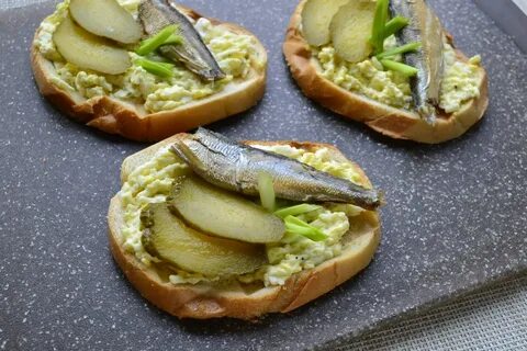 Жареный хлеб с шпротами и огурцом