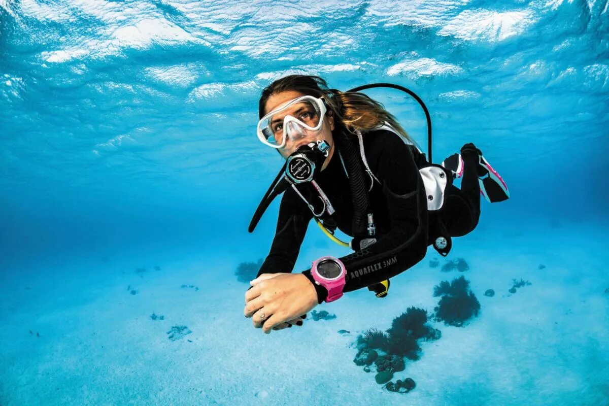 Дайвинг скуба герлз. Нырять с аквалангом. Акваланг 5 букв. Аквалангист с фотоаппаратом. Аквалангистов дайверов.