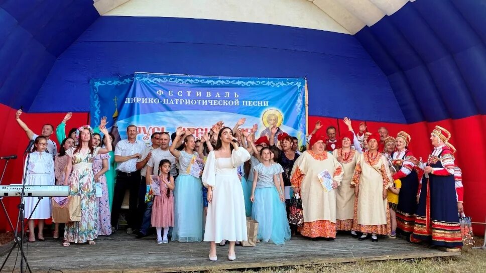 Спортивный клуб в красной горбатке. День поселка красная горбатка. Красная горбатка парк землянина. Фото фестиваль клубники ябалаково. Красная горбатка спортивная площадка.