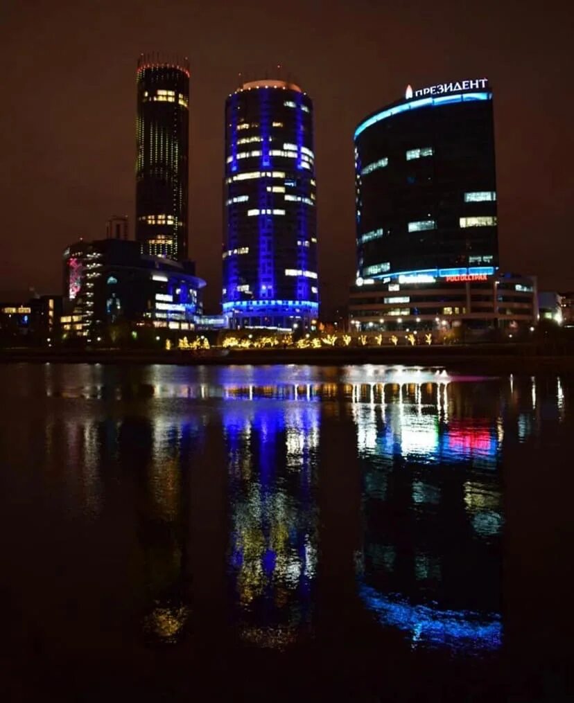Куда сходить ночью в екатеринбурге. Ночной екатеринбург 2018. екатеринбург ночью. ночной екатеринбург фото. hayat екатеринбург ночью.
