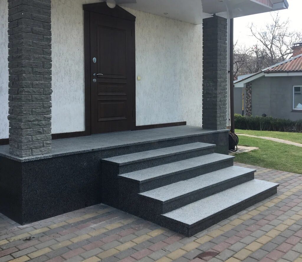 Гранит гранатовый амфиболит ступени. Дпк террасная доска рал 7024. Ступени из покостовского гранита. Крыльцо кирпичного дома. Крыльцо к дому.