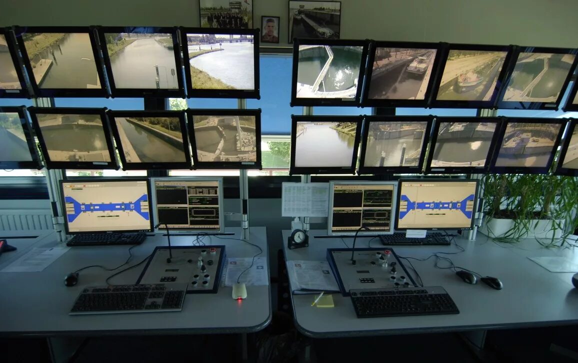 комната с мониторами видеонаблюдения. видеонаблюдение в гостинице. видеонаблюдение в помещении. пункт управления видеонаблюдением. рабочее место оператора видеонаблюдения.