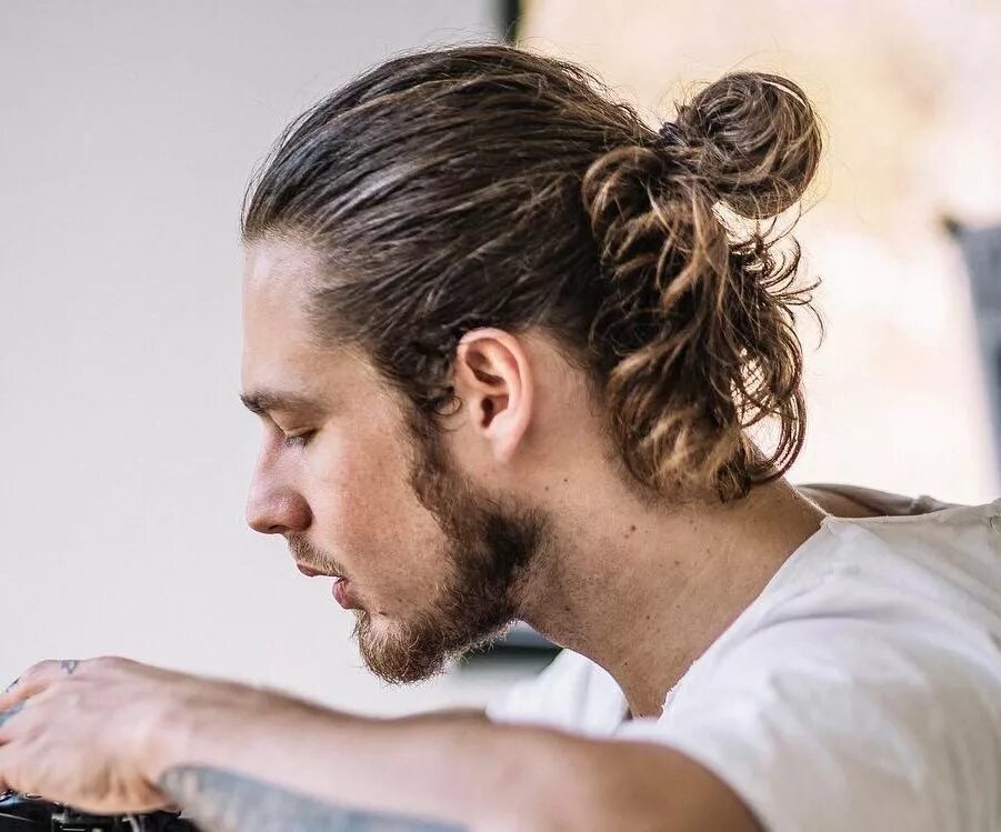 Густота волос мужчин. Мэн Бун. Прическа ман Бун. Андеркат man bun. Мэн Бен прическа.