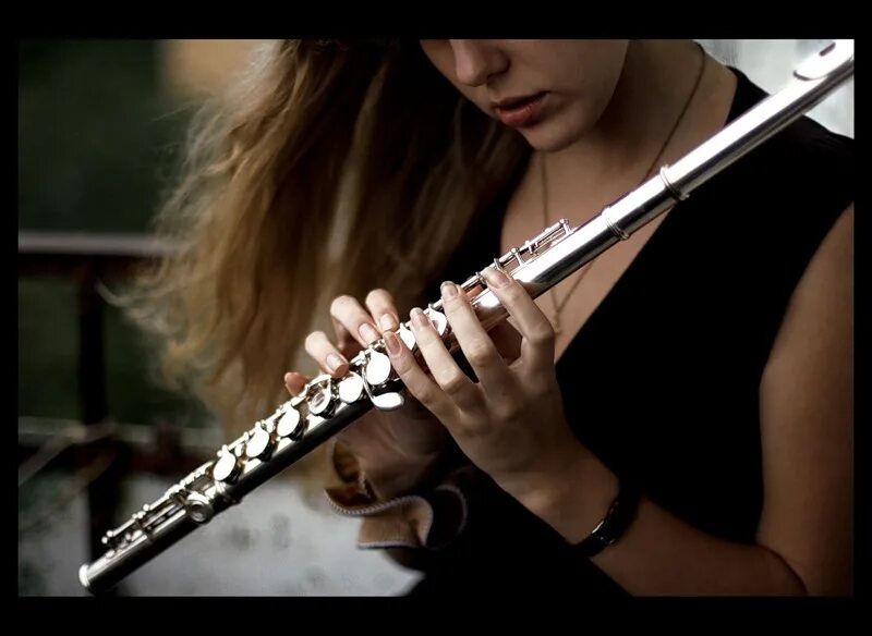 фотосессия с флейтой. девушка со свирелью. кэтрин брукс флейтистка. девушка с флейтой. девушка с бамбуковой флейтой.