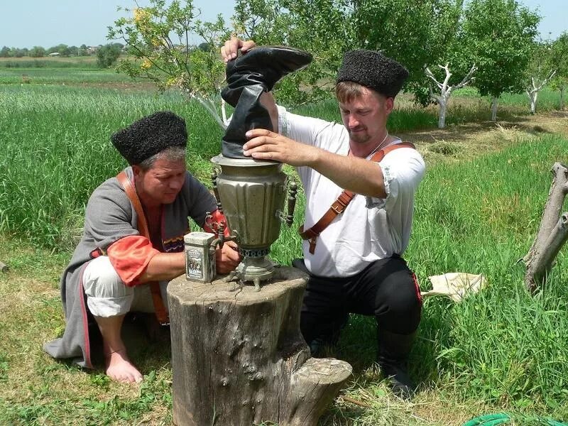 Самовар сапогом раздувать. Труба для самовара. Старинный самовар с сапогом. Старинный самовар с сапогом. Раздувание самовара сапогом.
