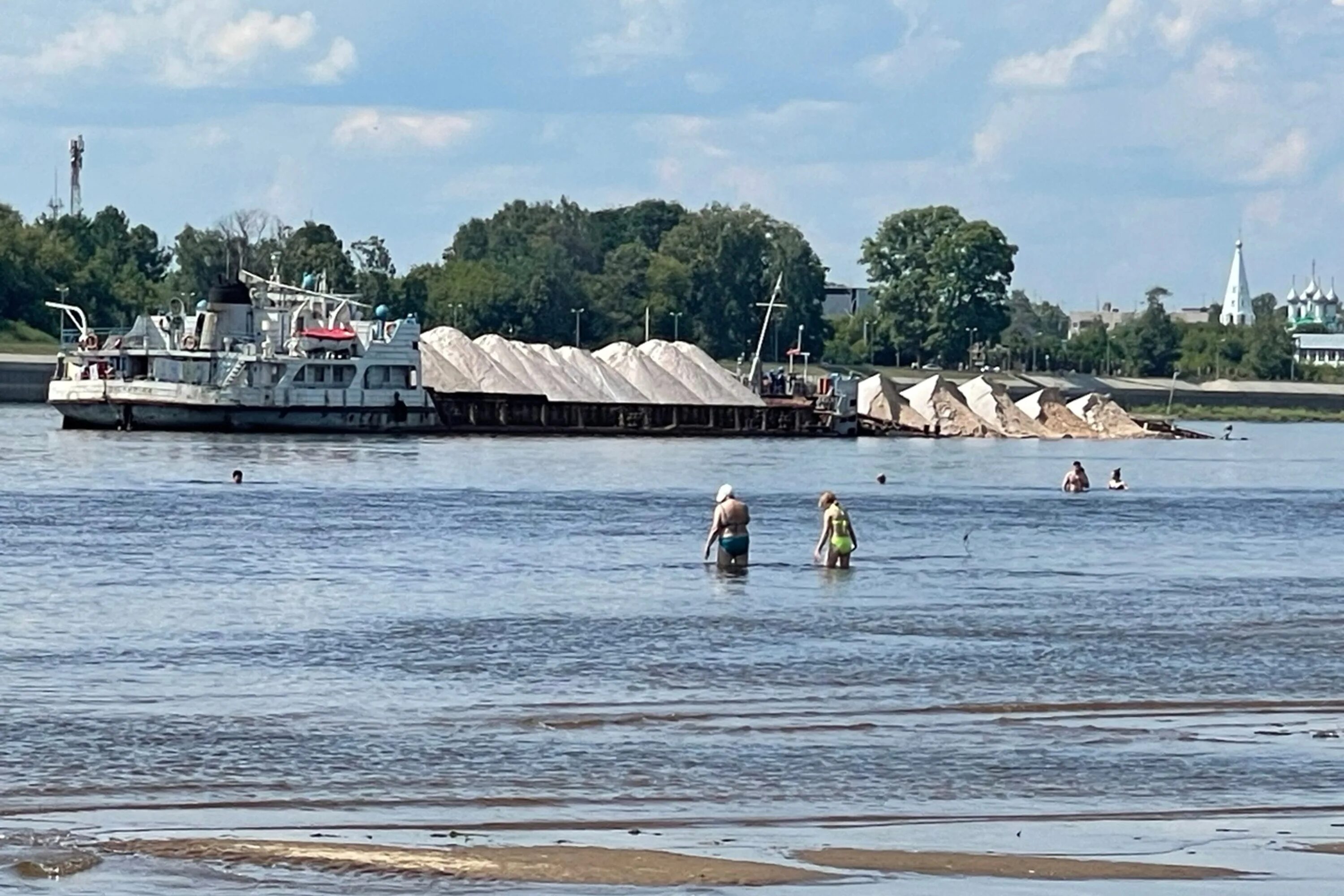 Что произошло с баржей. Река лена столкновение. Катер ярославец пермь. Капитан катера. Затонувшие суда на оби.