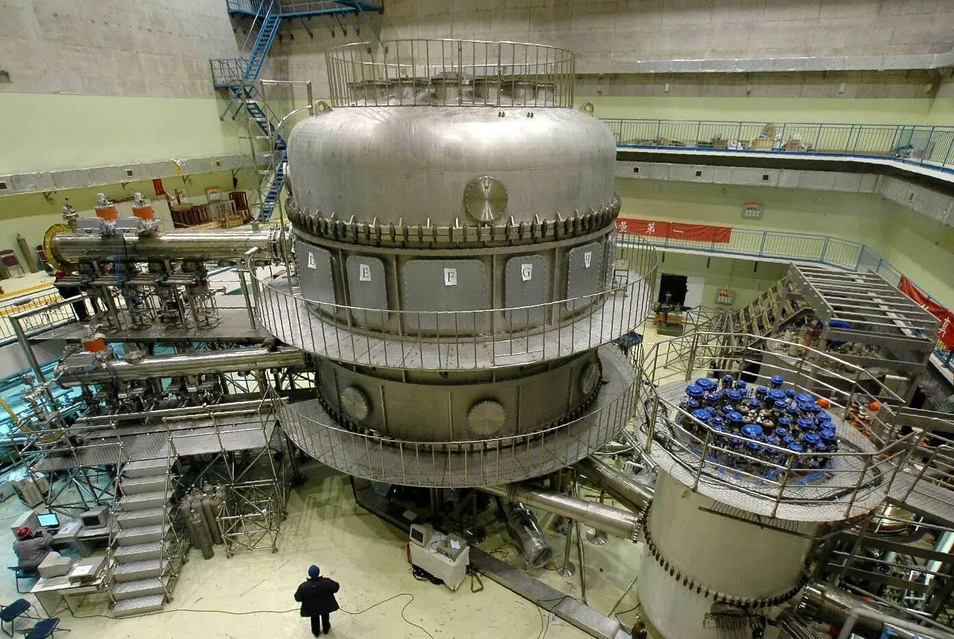 Реакторные установки аэс. Китайский токамак East. Токамак ИТЭР. Токамак реактор. Реактор Китай токамак.