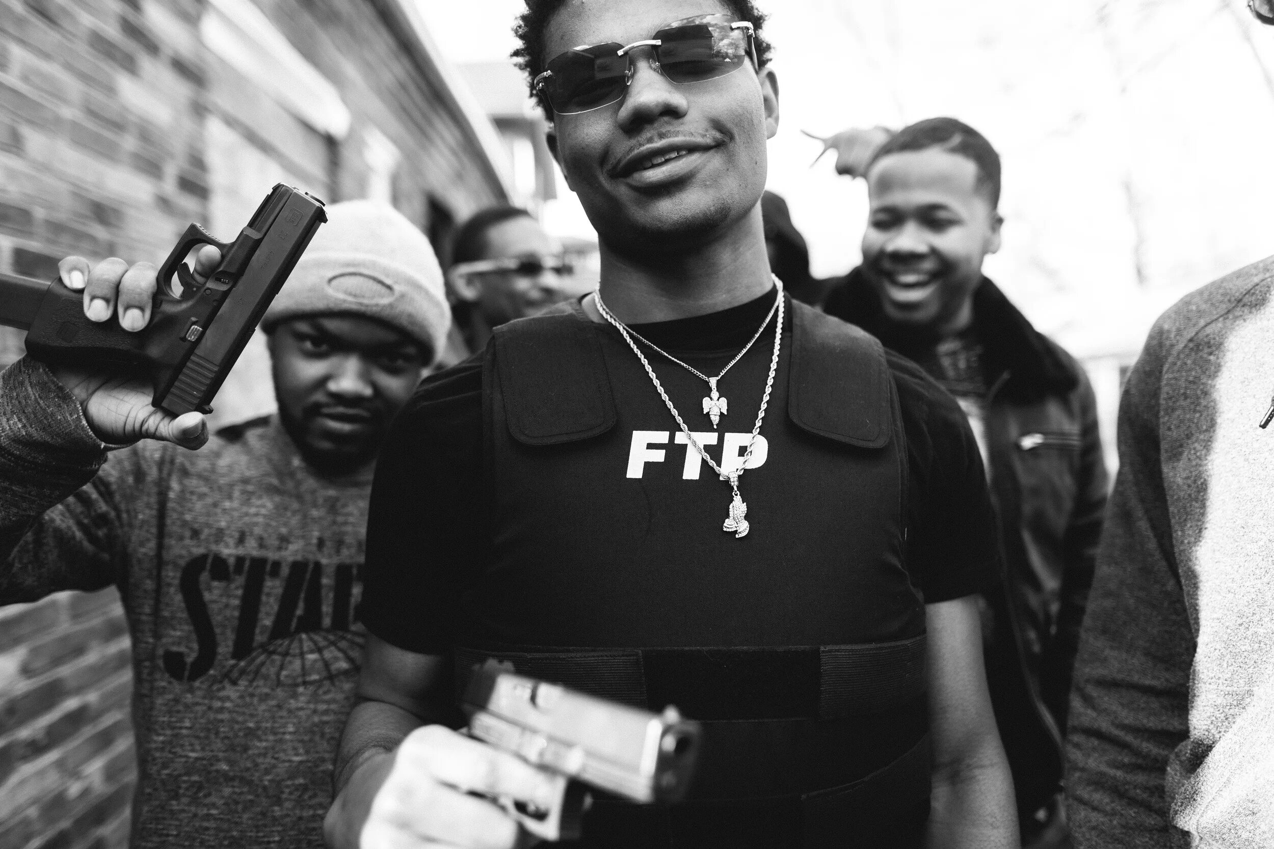 Клип гетто. Гангстеры гетто. гангстер рэп. gangsta фото. негры гангстеры.