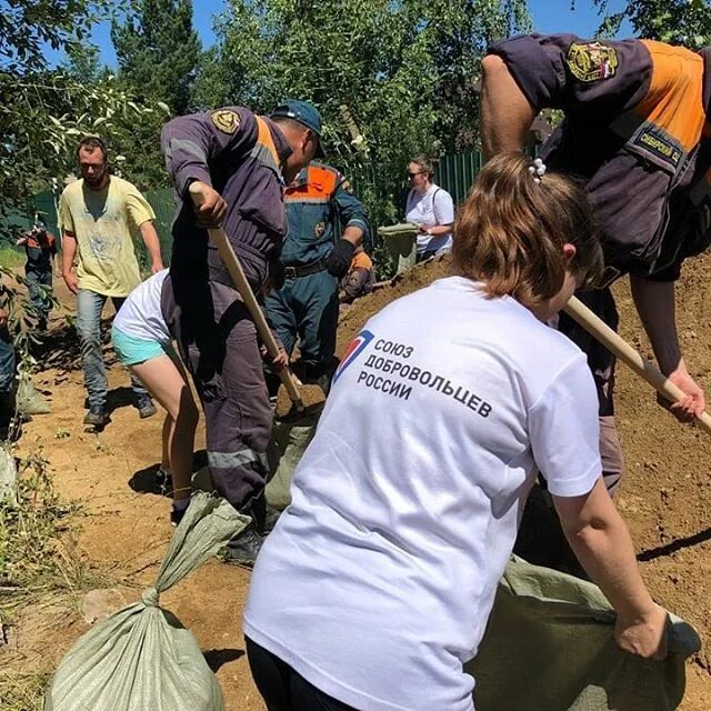 Волонтерство в ЧС. Волонтерство в чрезвычайных ситуациях. Добровольцы в ЧС. Волонтеры при ЧС. Волонтер пострадавший