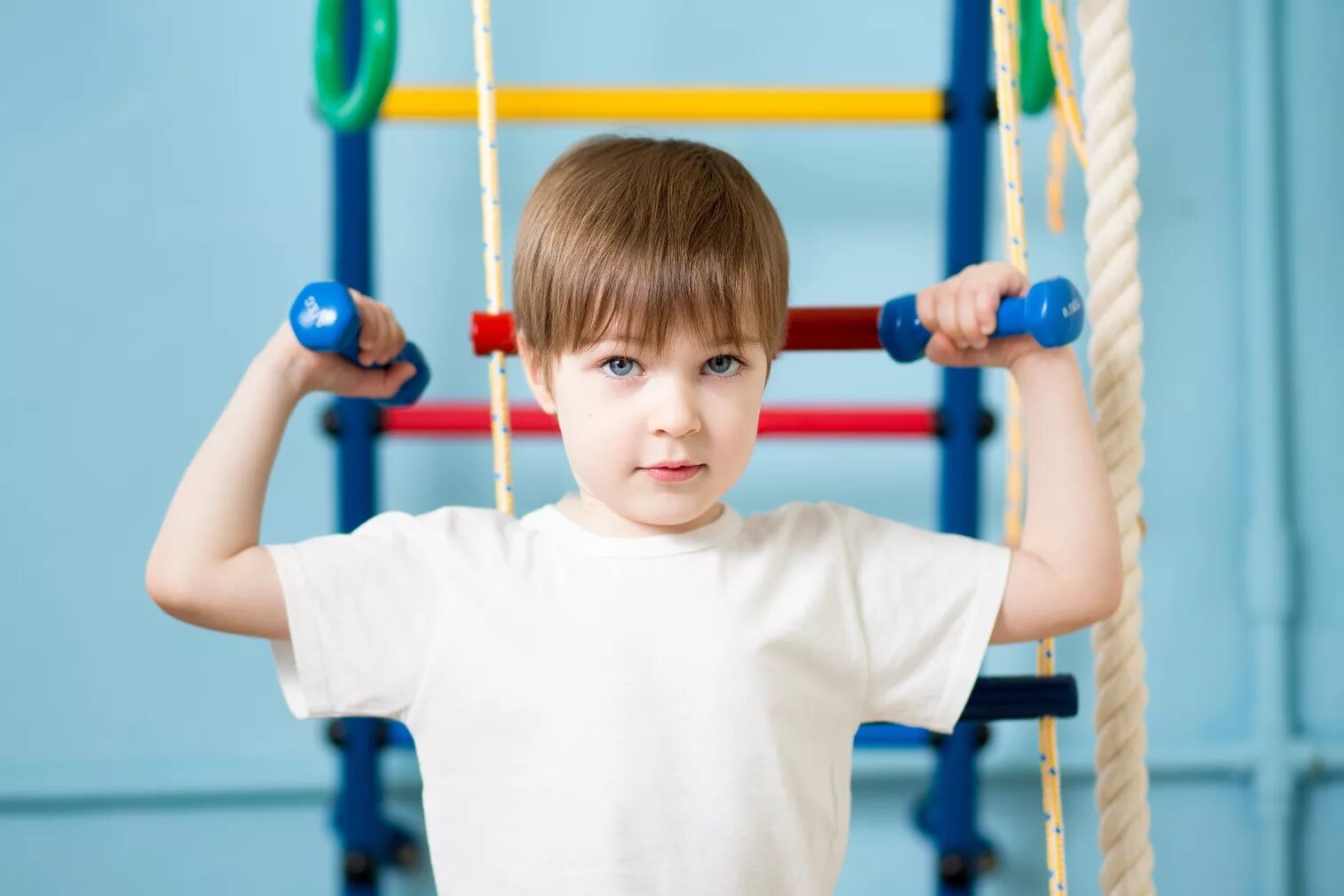 Физическое развитие в 3 года. Спорт дети. Дети на физкультуре. Спортивный мальчик. Спортивные занятия для детей.