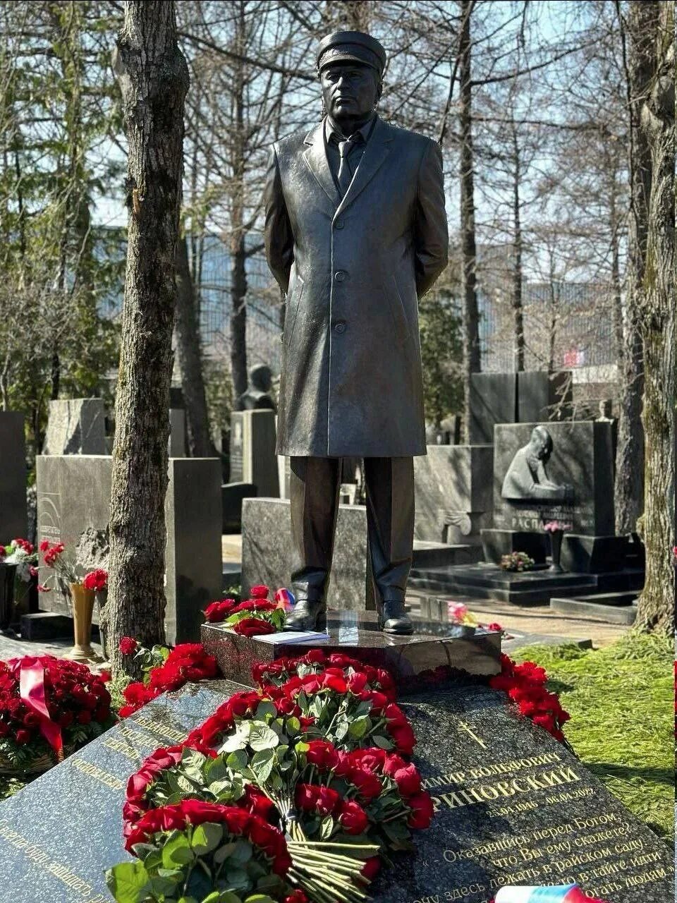 Памятник жириновскому в щелково. Церетели памятник жириновскому. Памятники знаменитостей. Памятники на новодевичьем кладбище. Памятник жириновскому в москве на кладбище.