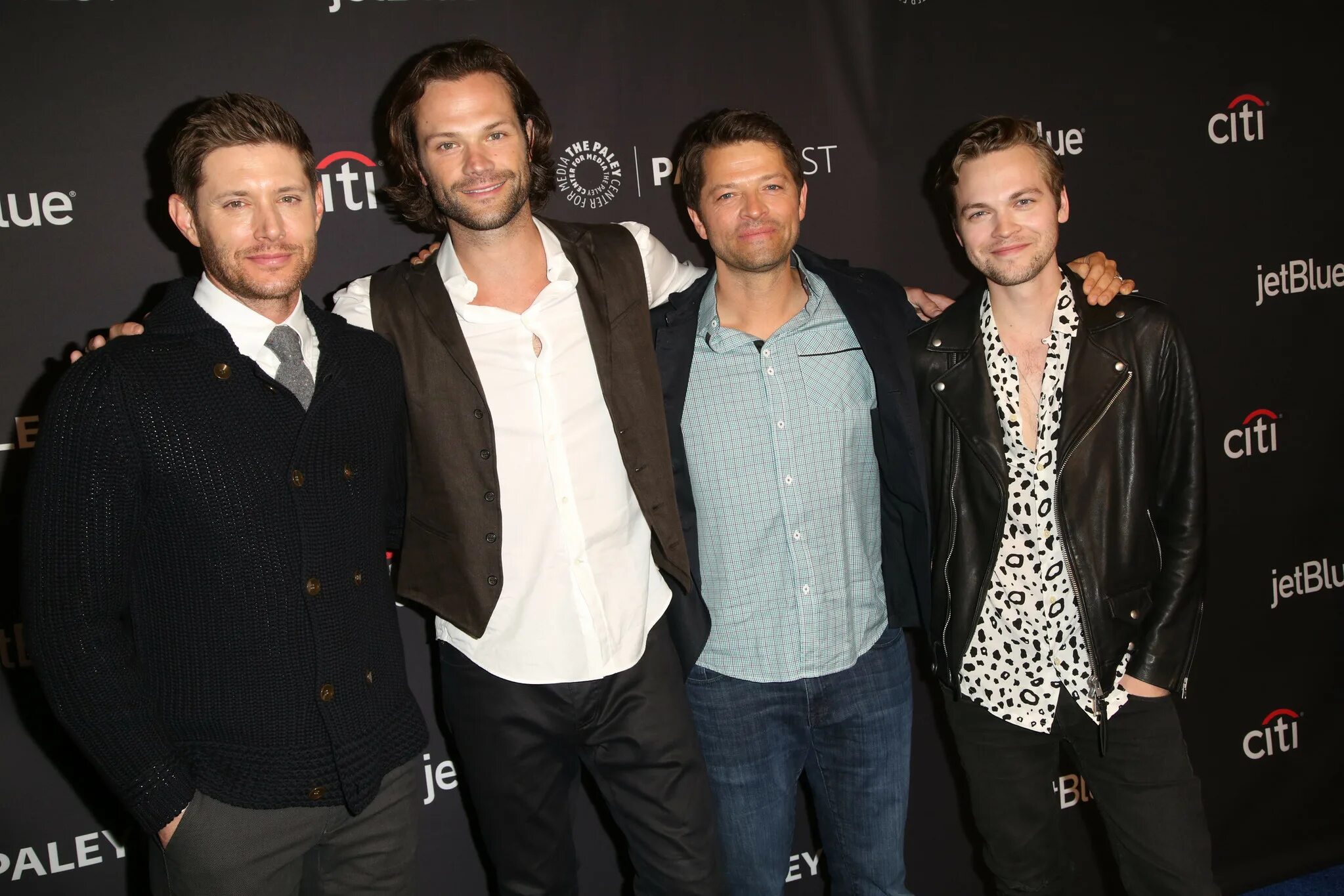 каст сериала сверхъестественное. миранда фригон сверхъестественное. актёры сверхъестественное с фанатами. съемочная команда сверхъестественного. сверхъестественное джаред дженсен миша.