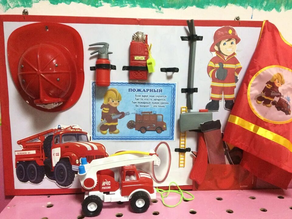 Пожарники в детском саду. Пожарный уголок в саду. Уголок пожарной безопасности в детском саду. Пожарный для детского сада. Пожарный уголок в детском саду.