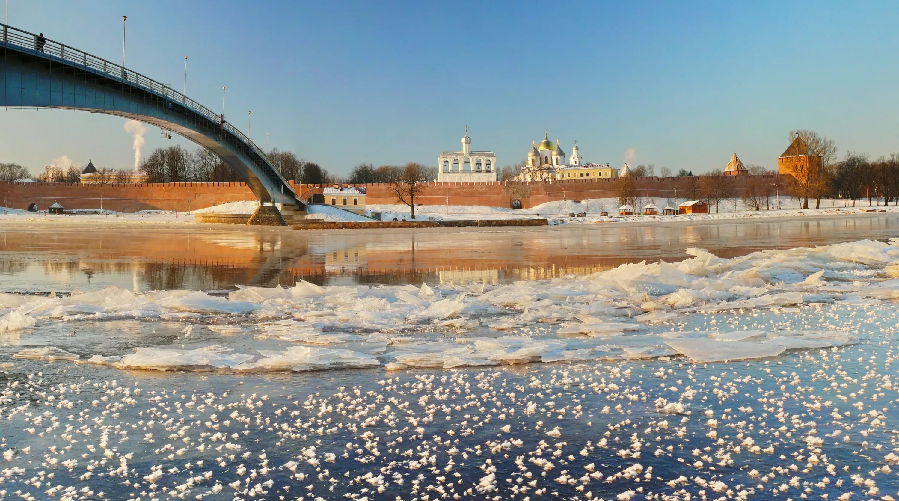 Новый год новгородская область. Великий Новгород климат. Зимний Кремль Великий Новгород. Весенний Великий Новгород. Великий Новгород март.