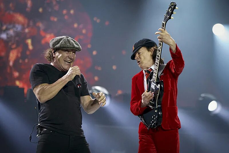 Как звали вокалиста. Брайан Джонсон AC/DC. Вокалист AC DC. Вокалист Брайан Джонсон. Солист группы АС ДС.