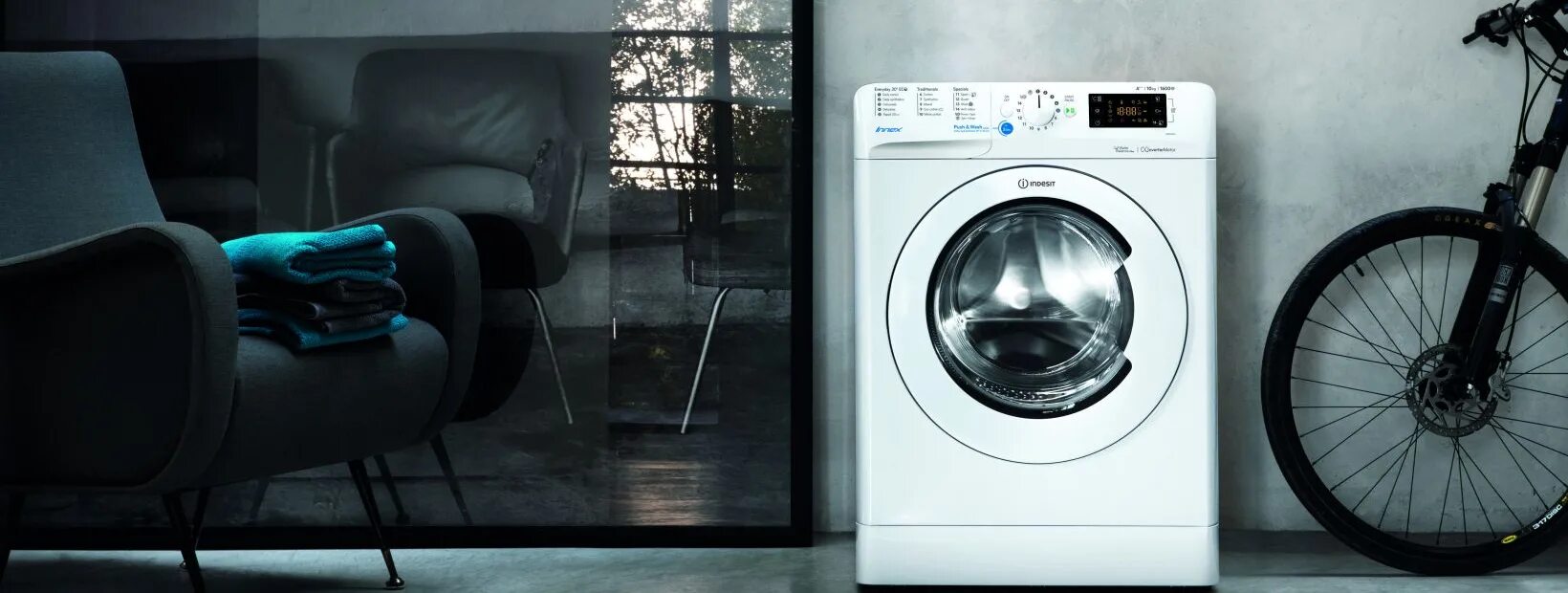 Техника индезит. Whirlpool стиральная машина в интерьере.