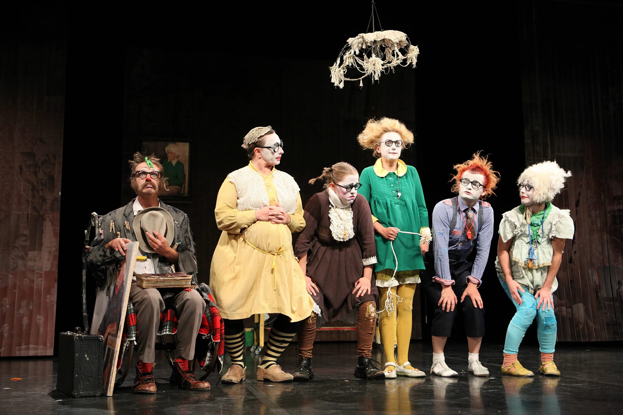 клоунада. спектакль семьянюки. семьянюки афиша спб. семьянюки. клоун-мим-театр лицедеи.