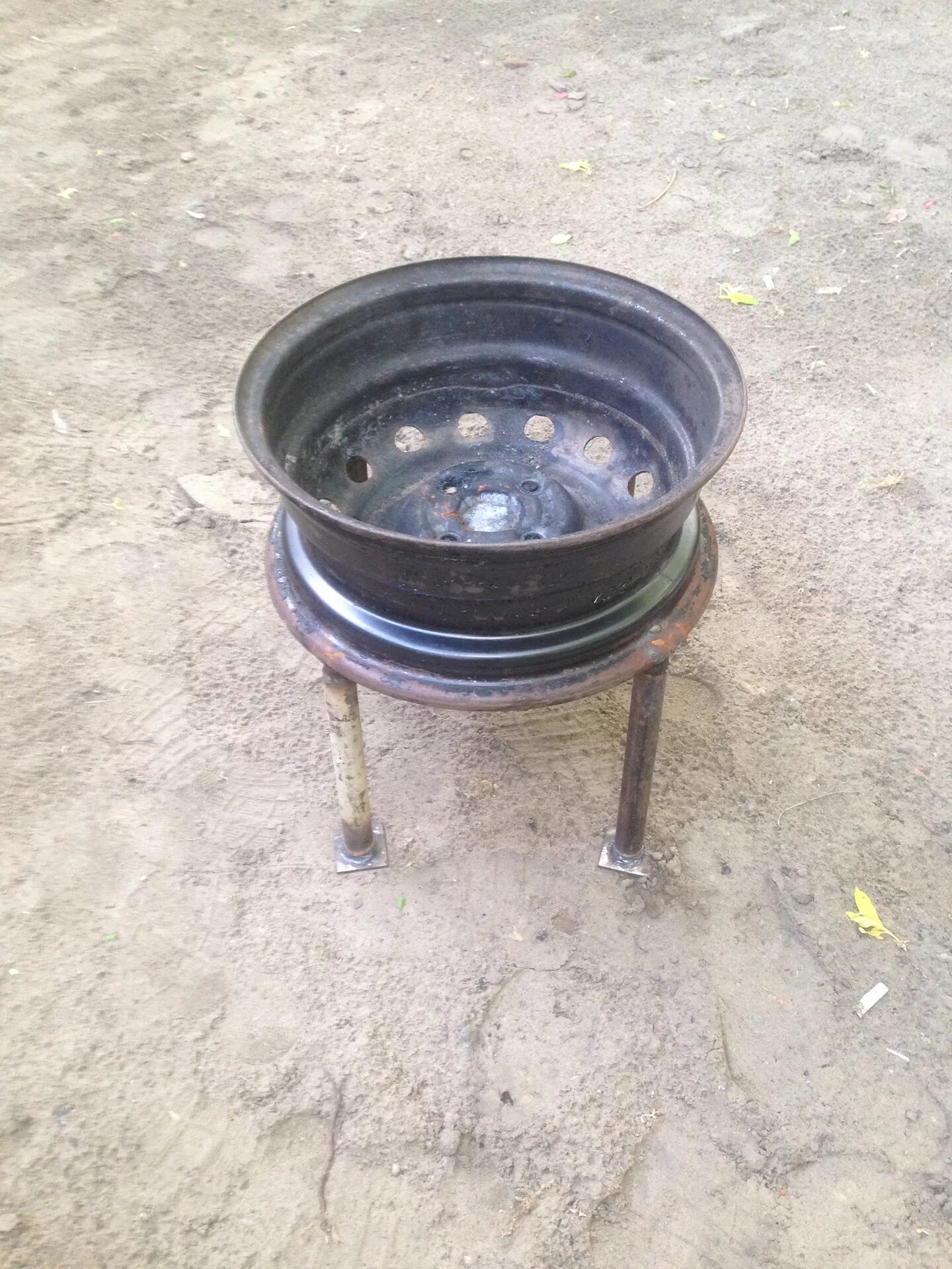 Мангал из колесного диска. Печь для казана 22л из колесных дисков. Мангал из автомобильных дисков. Мангал из колесного диска. Печка из колесного диска т150.
