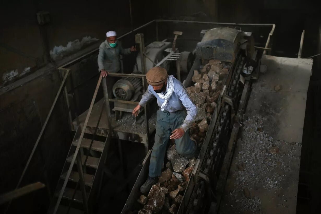 Производство в афганистане. Кустарное оружие пакистана. Оружейная мастерская пакистан. Кустарное оружие афганистан. Афганская промышленность.