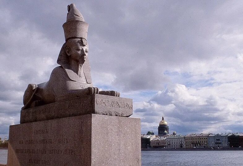 Фиванские сфинксы в петербурге. Сфинксы фараона аменхотепа iii санкт петербург. Университетская набережная сфинксы академия художеств. Сфинкс на неве в санкт-петербурге из египта. Памятник сфинксы на университетской набережной.