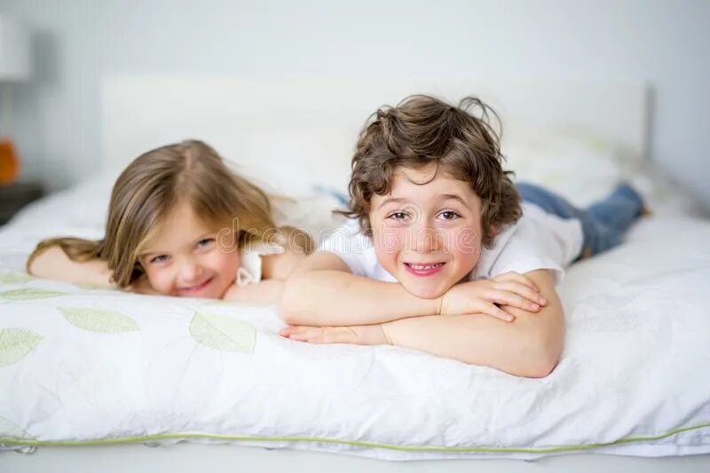 Брат и сестра в кровати. Брат и сестренка в постели. С младшим братом в постельке. Сестры в пижамах кровать.