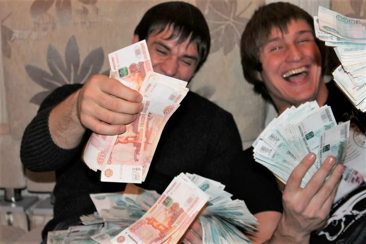 Человек с деньгами в руках. Чел с деньгами в руках. Парень с деньгами в руках. Миллион рублей в руках.