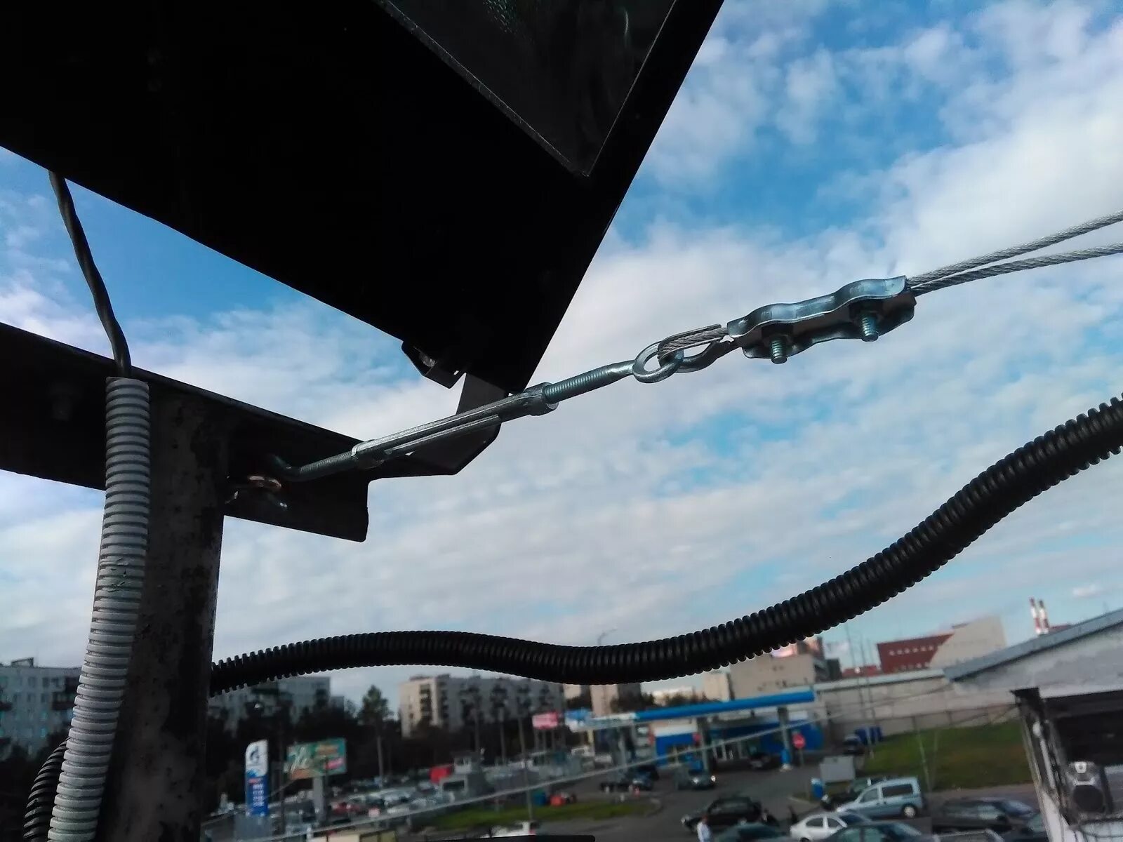 От здания к зданию протянут канат