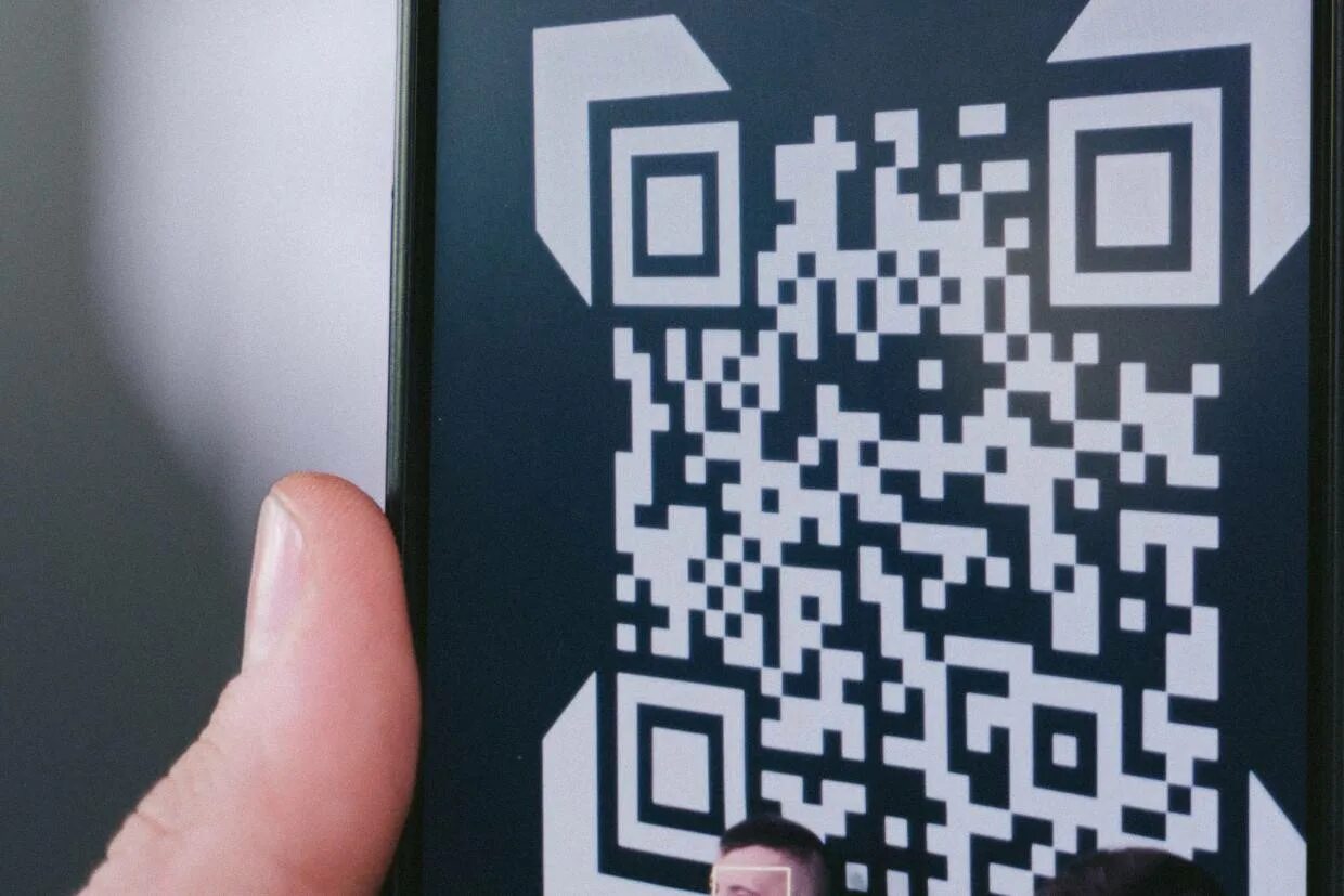 QR коды в Санкт-Петербурге. QR код в торговом центре. QR коды в общественных местах. QR коды в общественном транспорте. Qr код 2023