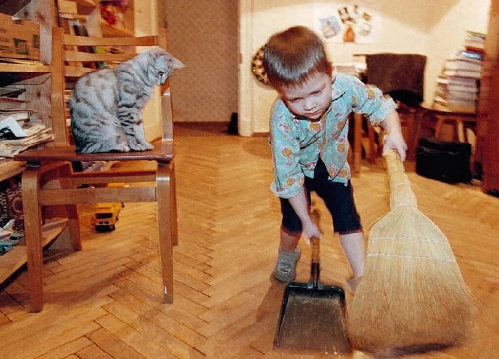 Не хочу помогать родителям. Ребенок подметает. Уборка дома дети. Дети убирают в доме. Ребенок наводит порядок.