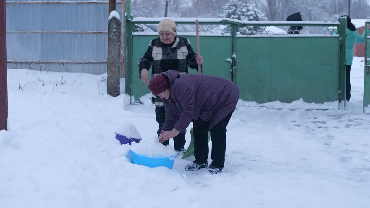 Красный сулин вода. Люди топят снег. Получение воды из снега. Человек плавит снег. Собирает снег.