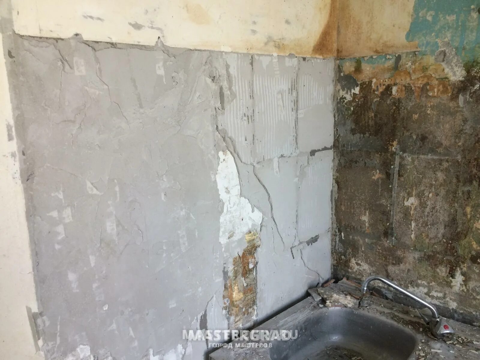 демонтаж плитки в ванной. отбивание штукатурки. обязательно ли снимать старую. побелка бетонных стен. демонтаж цементной штукатурки.